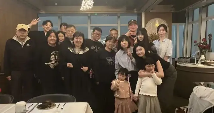 王菲经纪人邱瓈宽晒年照！陈宝莲23岁儿子近照曝光，继承妈妈衣钵