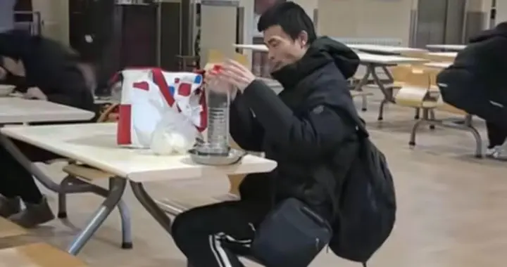 牙治好了吗？食堂偶遇韦东奕，捧大瓶矿泉水吃饭，网友表达关心