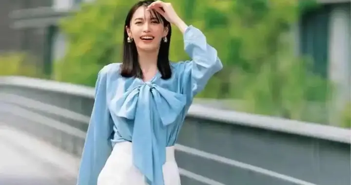 早秋第一条白裤子怎么穿？3个公式直接复制，清新又显贵