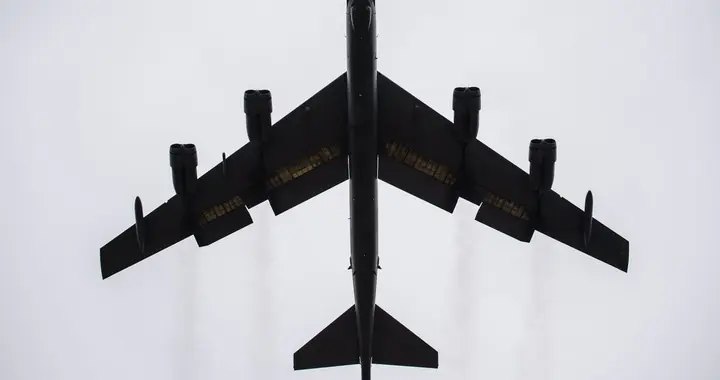 美军搞小动作，战略核轰闯入黄海，外媒：韩国拒绝美日韩联合军演