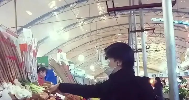 放弃争夺数百亿遗产，带着女儿远遁美国，如今才知道她有多清醒