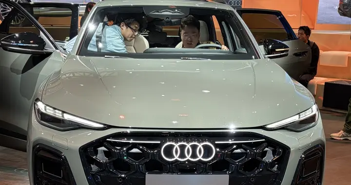 发光四环+三屏座舱！全新Q5L亮相广州车展，奔驰GLC都坐不住了！