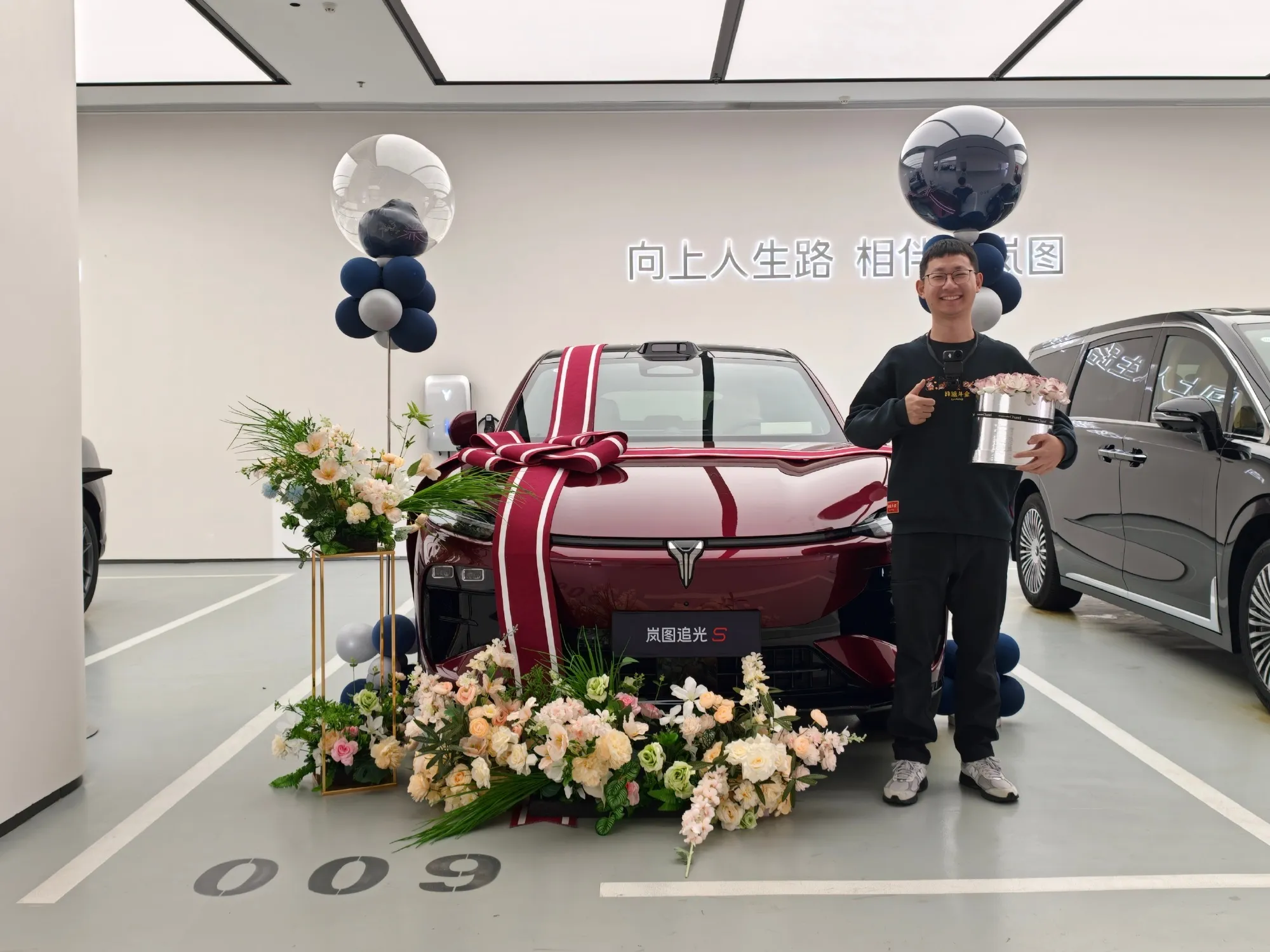 陪 6 子来提个车