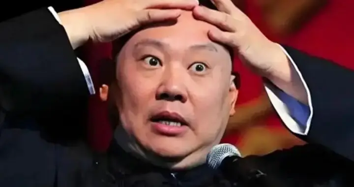 篡改红歌被立案！郭德纲这次彻底踩红线，杨议早前的评价全应验