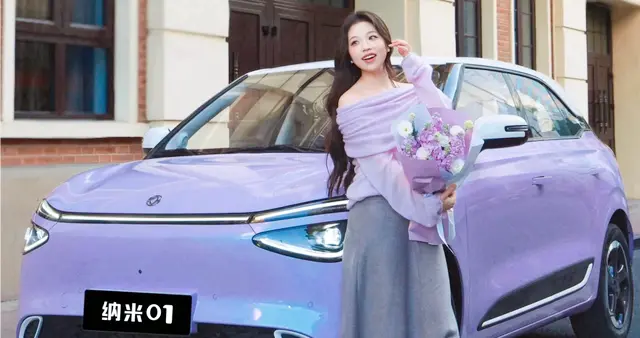 新手女生停车无忧！纳米01：540°环视+自动泊车实测，好开不费脑