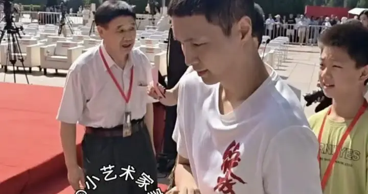 张艺兴剃寸头变身"黑皮硬汉"，网友：这谁顶得住啊！