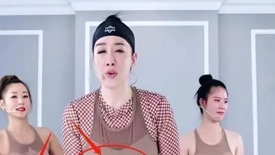 浠语醒世：最近钟丽缇在舞台上穿紧身衣跳燃