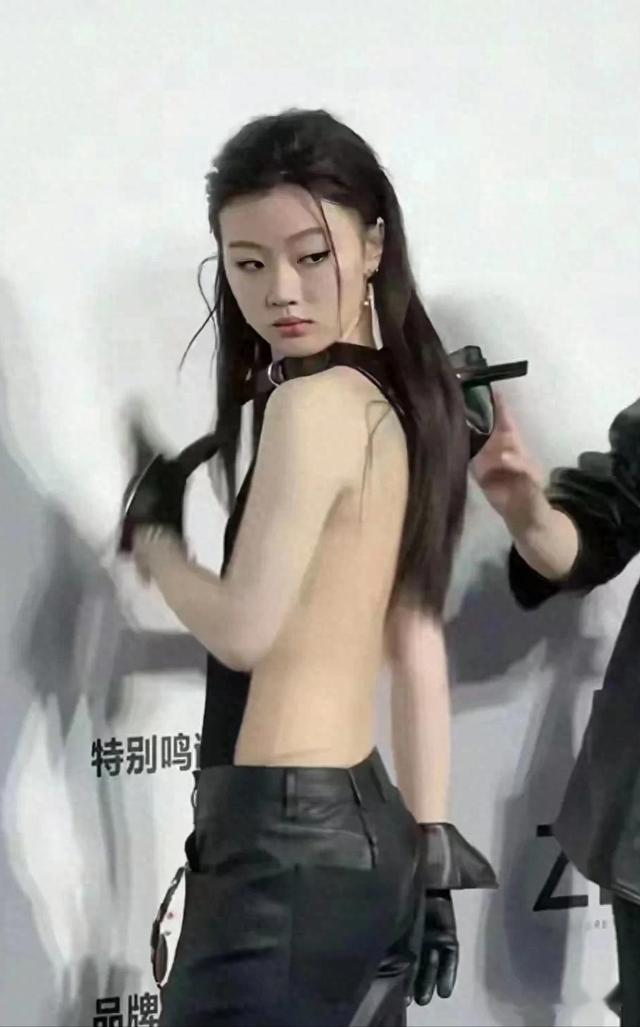 绝了！单依纯穿衣风格超前，网友却狂赞“人间真实”