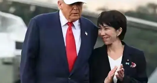 当不成首相了？日本爆发抗议，特朗普趁火打劫，日韩关系再添变数