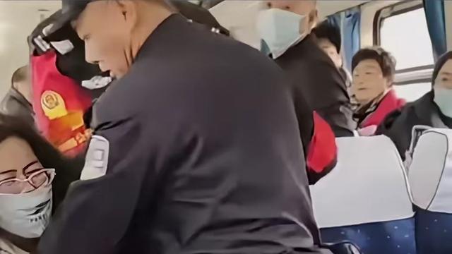 文武：火车上，15岁的小姑娘买的座位票