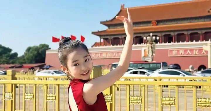 小酒窝打卡天安门，站姿端正笑容甜，网友直呼：太抢镜！