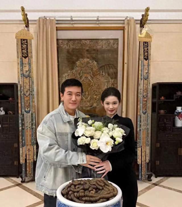 杨子带23岁女友回家，91岁老母递茶，黄圣依17年输在哪？