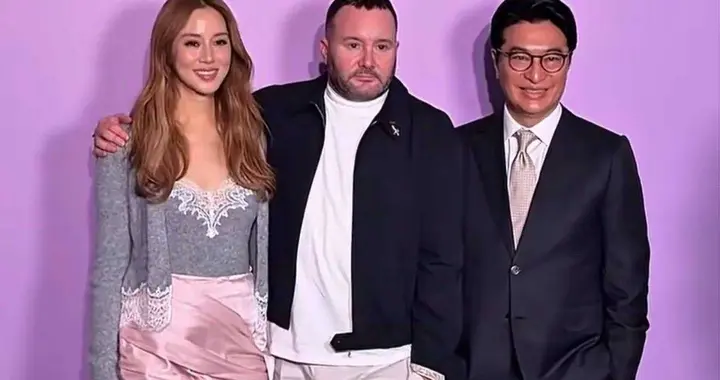 千亿媳妇徐子淇陪李家诚参加酒会 穿黑色长裙染一头金发 身材超级好