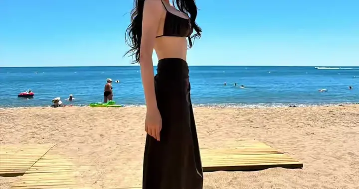 39岁张馨予海边随性大片刷屏 婚后舒展蜕变尽显顶级松弛状态
