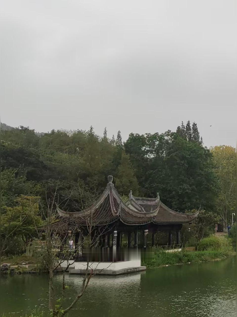 我和战友喜欢的锻炼方式是---登山。  假期的最后一天，我和战友商量...