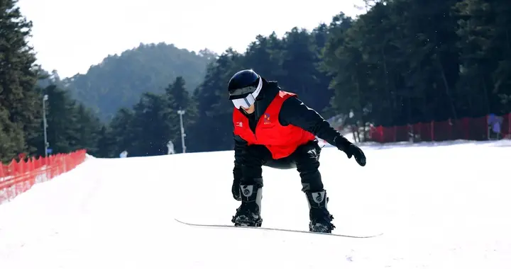 铜川冬日限定线路：玉华宫雪落松林，滑雪戏雪+冰瀑秘境之旅