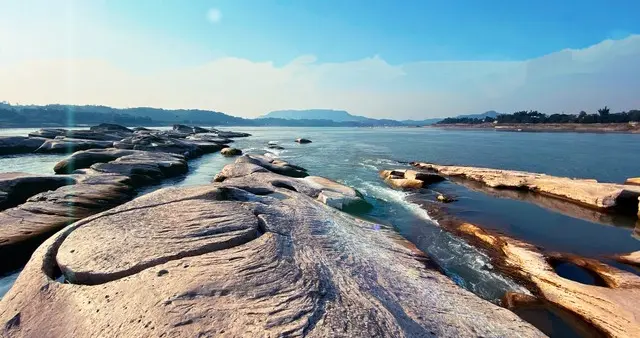 泸州长江边的石滩啊，曾经滩平山远人潇洒，如今却越来越少见