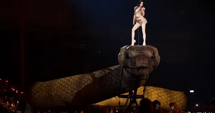 30 米机械蛇 + 金色公牛引热议，网友质疑西方宗教元素，蔡依林演唱会...