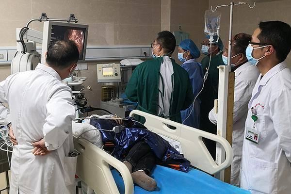 11岁男孩患胰腺炎，三个月后发展成癌症，医生呵斥：怎么能吃这些