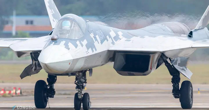 王牌对决，苏57和F35A亮相迪拜航展，印度不服气？拿出光辉战斗机