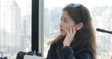 被90后章泽天美到啦！穿卡其色上衣为博客预热，优雅又不失女人味