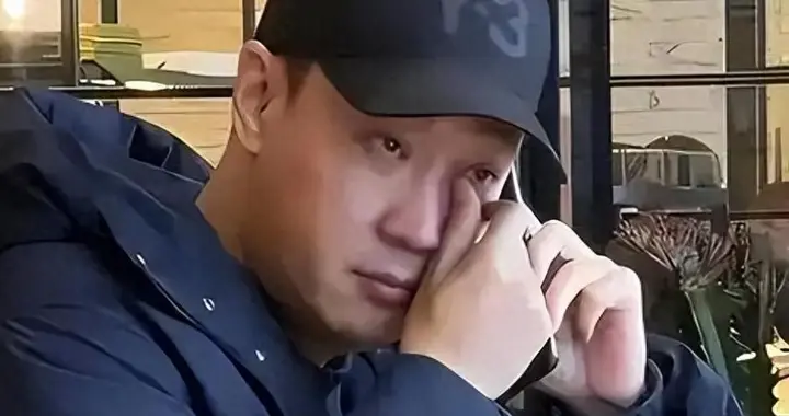 深陷再婚争议！与吴越二婚风波后，辛柏青当众谈起亡妻，字字落泪