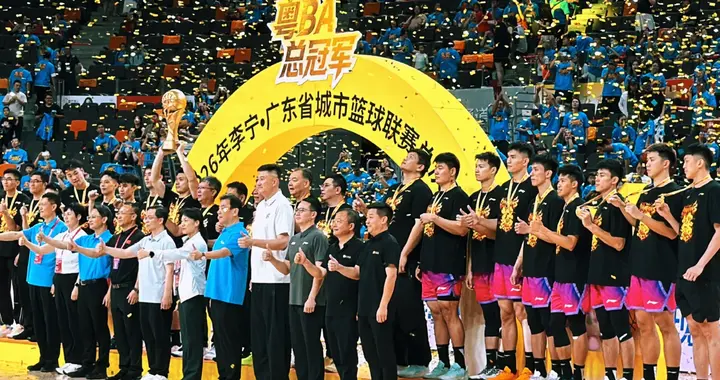 粤BA场边星光熠熠！杜锋领衔多位名宿，广东男女篮多位球员助威！