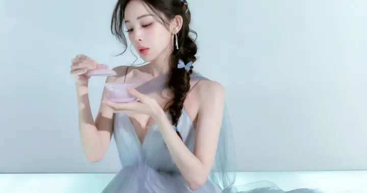 仙女娜扎美得让人挪不开眼啊 穿薄纱吊带裙又纯又欲