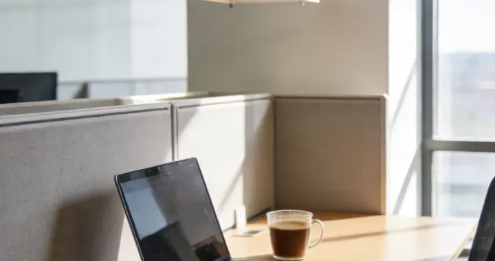 热点揭秘：假装上班公司爆火，真有人月入七八万？