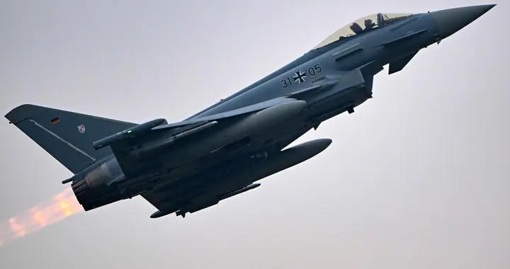 别再盯着F-22了！中国六代机降维打击，雷达屏幕上的飞鸟竟是死神