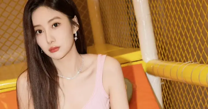 吴优穿搭写真壁纸，粉色元气，青春满格