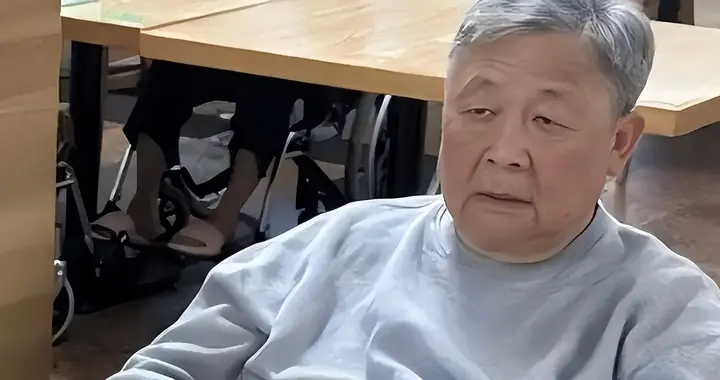 出名后出轨保姆、气死原配，如今77岁的他晚景凄凉，子女与其割席