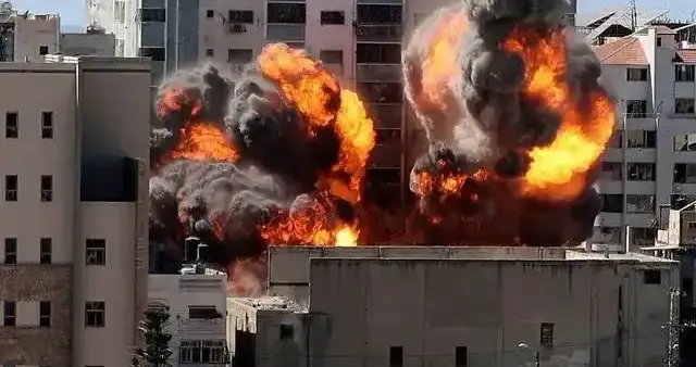俄罗斯多地遭大规模无人机袭击，经济、民生、军事承受巨大压力