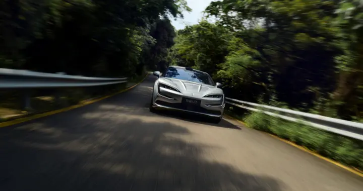 5.3 米旗舰的“反物理”开场，仰望U7让千匹马力变“随手可控”