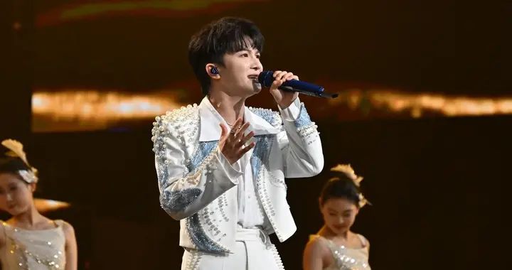 恐怖如斯！周深一年34首新歌、50个综艺、38场演唱会！他已榨干？