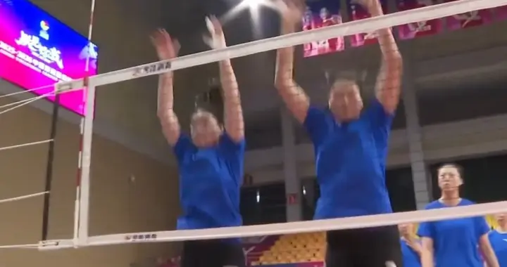 央视探班江苏女排的赛前训练！拦网和一传是训练重点！