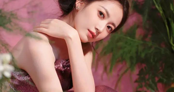 陈钰琪紫粼裙裾裁碎霞，玉腰一束绾芳华