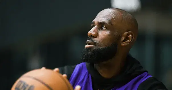 挥汗如雨！湖人官媒晒众球员投篮训练照：反复打磨