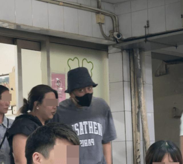 没想到黄宗泽竟然和胡杏儿老公拥抱，分手十多年，当年旧CP如今各自过得怎么样
