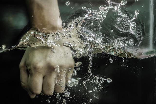 真正的孤独不会告诉任何人，没有人会为了你的未来买单