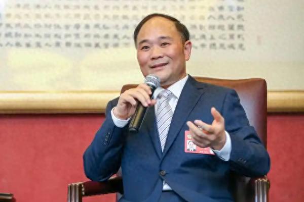 李书福罕见“定调”：吉利还有哪些“冗余主体”？
