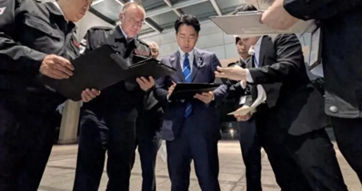 7.1级地震后，小泉进次郎又干一件蠢事，日本人怒斥：滚出政坛！