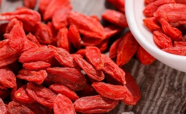 43岁大哥每天干嚼枸杞养生，半年后医院体检，医生：你这是干了啥