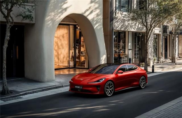 全新智己L6：20万买下“百万级黑科技”，年轻人的第一台AI轿车