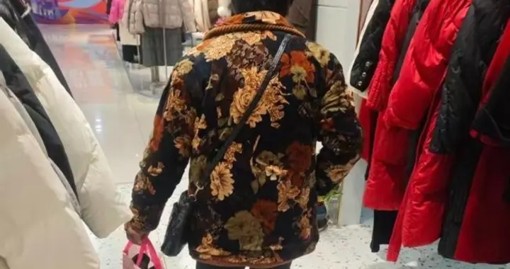 七旬老人捏着35元买棉衣，女店主:今天做活动，199元特价卖35元。
