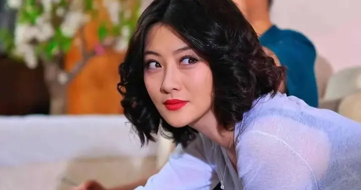 知名女演员自曝破产，39岁失业在家找母亲要生活费，为何沦落至此