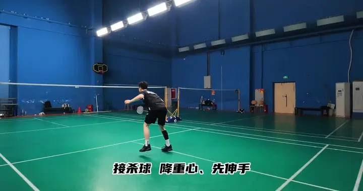 羽毛球步伐应该怎么练习？参考一下这个视频吧！