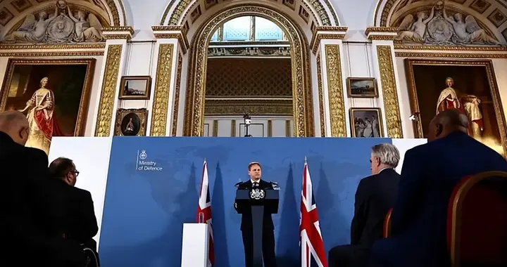 英国防长谈到军费，当场就给民众下指示，他对备战有了新的想法