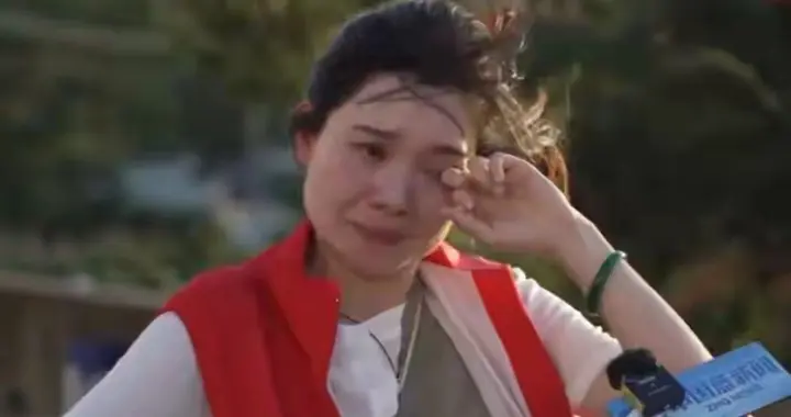 “别拍我，太像作秀了！”女干部一句话冲上热搜，这才正式正能量
