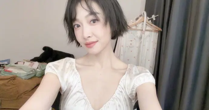 宋茜居家穿着草莓印花睡衣写真，可爱又纯欲